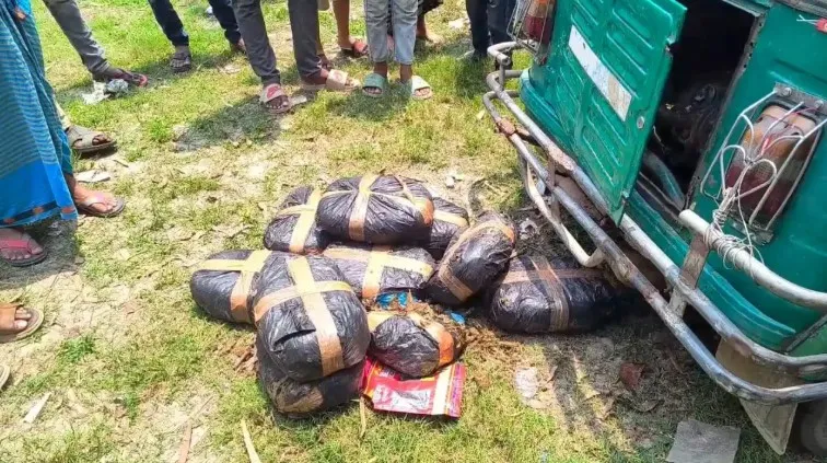 চলন্ত সিএনজিতে আগুন, নেভাতে গিয়ে মিলল ১৯ কেজি গাঁজা